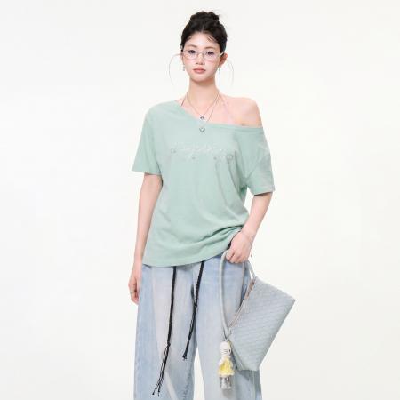 BY22744# 绿色假两件字母烫钻斜领短袖T恤女宽松露肩松弛感上衣夏  服裝批發女裝批發服飾貨源