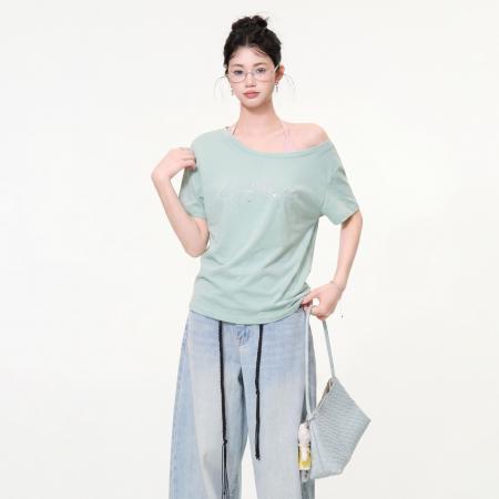 BY22744# 绿色假两件字母烫钻斜领短袖T恤女宽松露肩松弛感上衣夏  服裝批發女裝批發服飾貨源