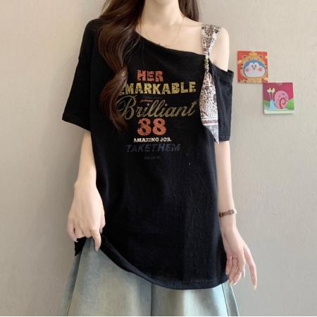 BY23582# 大码女装斜肩领系带字母印花短袖T恤女夏新款胖妹妹宽松百搭上衣 服裝批發女裝批發服飾貨源