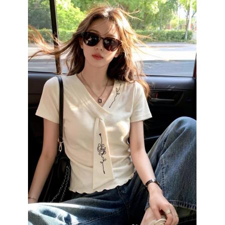 BY23752# 小众设计感刺绣V领正肩短袖T恤女夏季气质通勤风百搭收腰显瘦上衣 服裝批發女裝批發服飾貨源