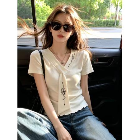 BY23752# 小众设计感刺绣V领正肩短袖T恤女夏季气质通勤风百搭收腰显瘦上衣 服裝批發女裝批發服飾貨源