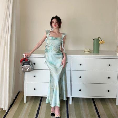 BY23983# 法式度假风缎面设计感荡领吊带连衣裙修身显瘦碎花女裙子  服裝批發女裝批發服飾貨源