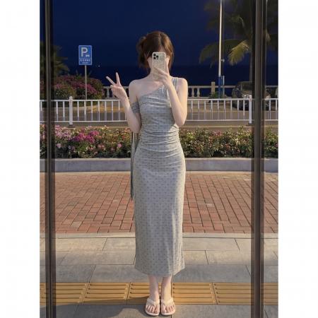 BY24318# 高级感灰色斜领露肩连衣裙设计小众夏季新款收腰修 服裝批發女裝批發服飾貨源