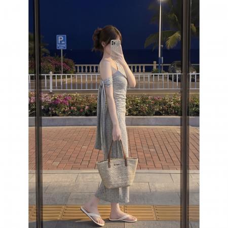 BY24318# 高级感灰色斜领露肩连衣裙设计小众夏季新款收腰修 服裝批發女裝批發服飾貨源