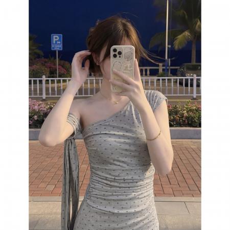 BY24318# 高级感灰色斜领露肩连衣裙设计小众夏季新款收腰修 服裝批發女裝批發服飾貨源