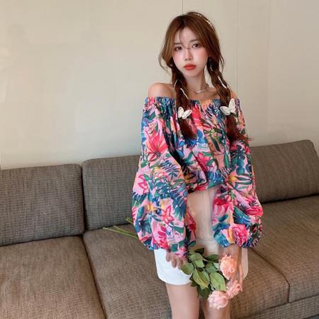 法式chic泡泡袖露肩碎花上衣女春季设计感别致绝美一字肩显瘦衬衫 服裝批發女裝批發服飾貨源