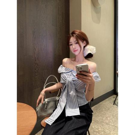 韩系设计感一字肩衬衫夏季绑带蓝色条纹短款上衣 服裝批發女裝批發服飾貨源