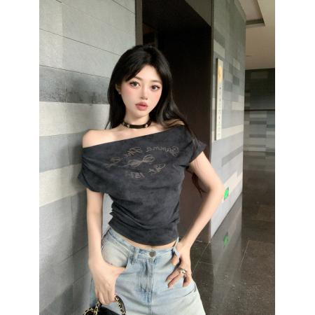 BY24729# 短袖t恤女夏季印花黑色正肩短款显瘦设计感一字肩上衣  服裝批發女裝批發服飾貨源