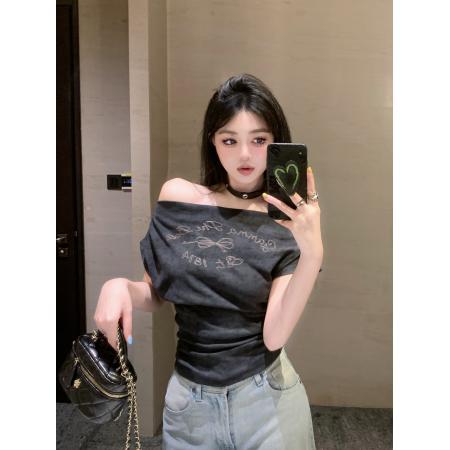 BY24729# 短袖t恤女夏季印花黑色正肩短款显瘦设计感一字肩上衣  服裝批發女裝批發服飾貨源