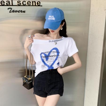 BY24730# 白色短款上衣chi夏季印花设计感小众锁骨露肩一字肩T恤女  服裝批發女裝批發服飾貨源