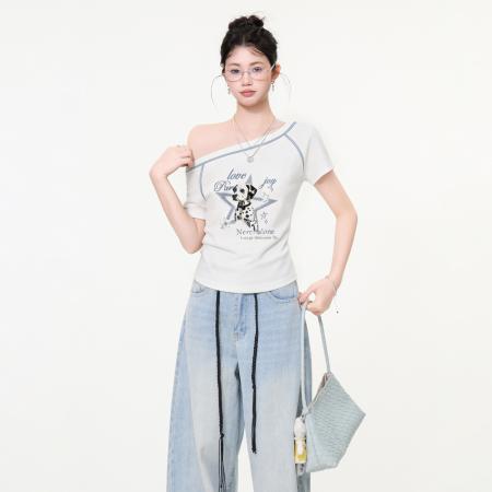 BY25158# 米白一字肩斜肩印花短袖t恤女夏辣妹露肩设计感显瘦上衣 服裝批發女裝批發服飾貨源