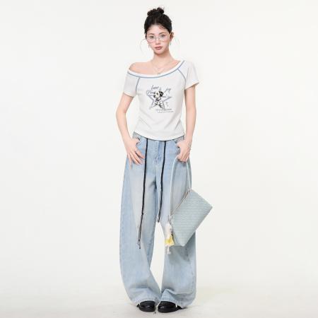 BY25158# 米白一字肩斜肩印花短袖t恤女夏辣妹露肩设计感显瘦上衣 服裝批發女裝批發服飾貨源