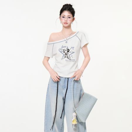 BY25158# 米白一字肩斜肩印花短袖t恤女夏辣妹露肩设计感显瘦上衣 服裝批發女裝批發服飾貨源