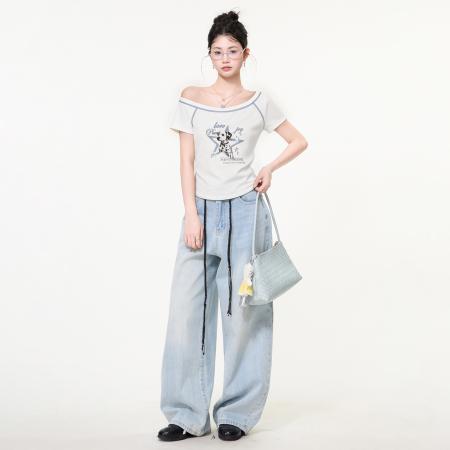 BY25158# 米白一字肩斜肩印花短袖t恤女夏辣妹露肩设计感显瘦上衣 服裝批發女裝批發服飾貨源
