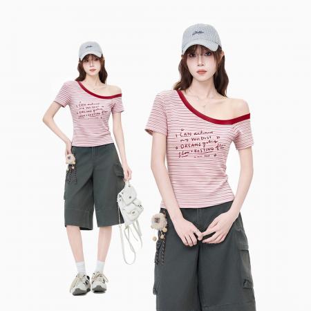 撞色条纹斜肩露肩印花短袖T恤女夏季修身显瘦设计感上衣 服裝批發女裝批發服飾貨源