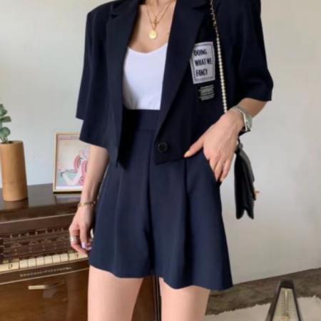 BY25245# 已出货拼贴字母布片翻领短款西装短裤套装两件套 服裝批發女裝批發服飾貨源