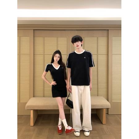BY25505# 情侣装甜妹学院风小众设计V领刺绣条纹针织衫连衣裙 服裝批發女裝批發服飾貨源
